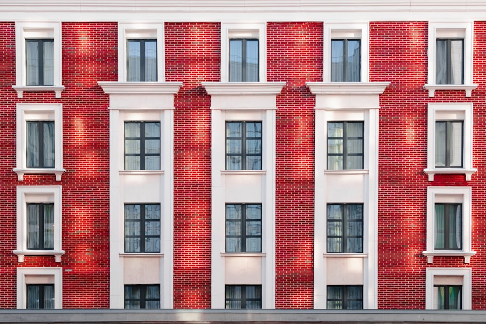 Un alto edificio de ladrillo rojo con muchas ventanas