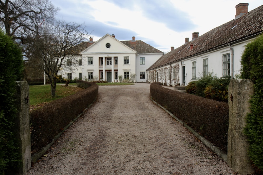 Weißes und braunes Betonhaus unter blauem Himmel tagsüber