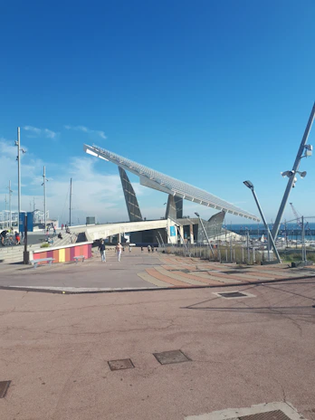WW Energia Solar engineers in navy uniforms reviewing blueprints on site.