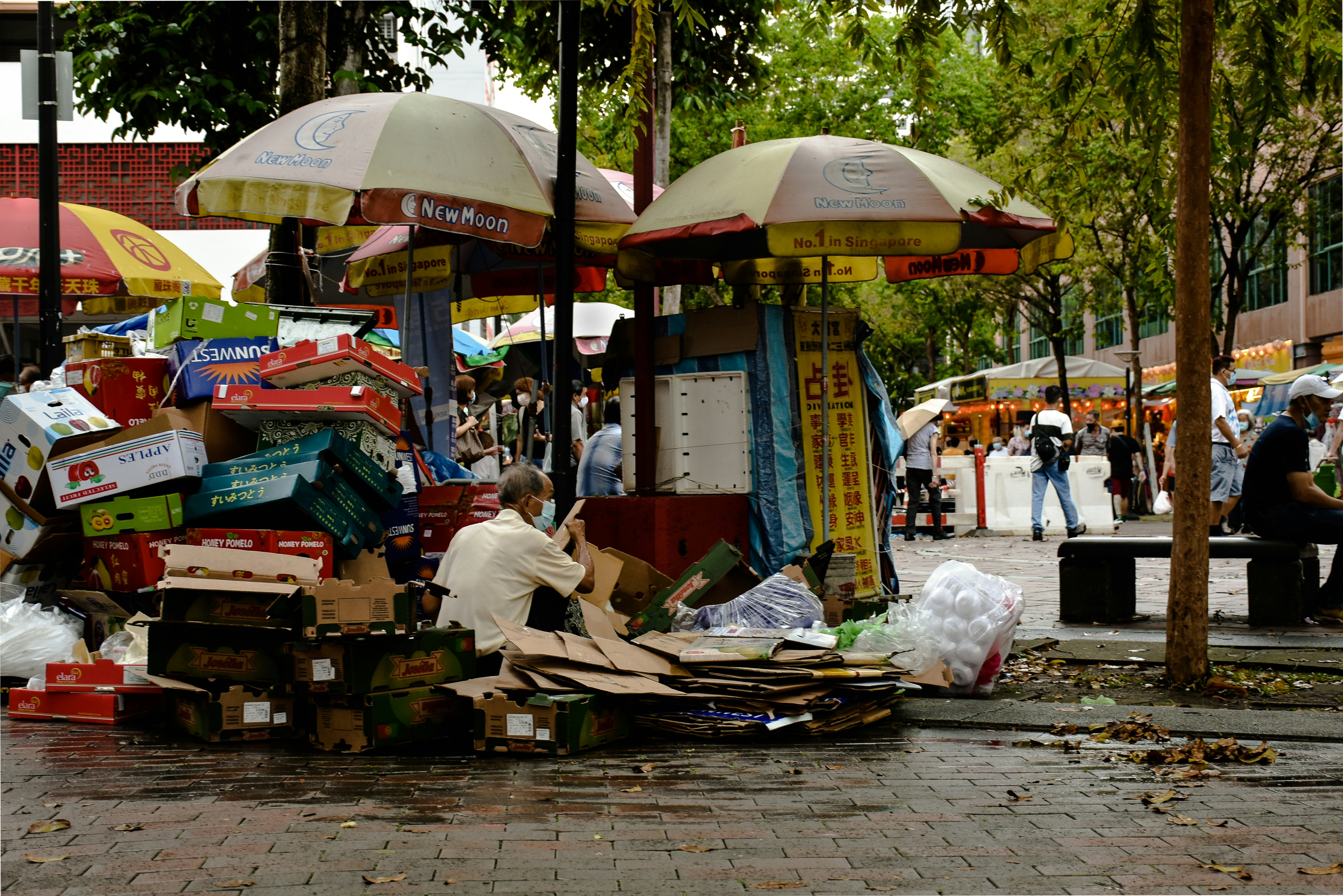 Personas sentadas en la calle durante el día