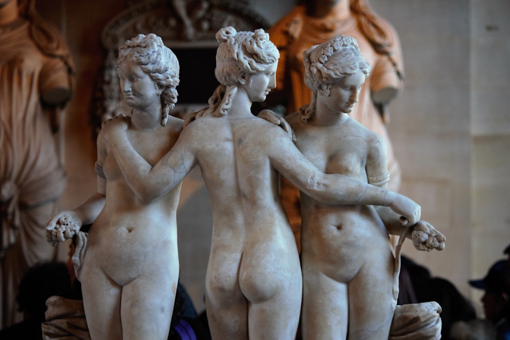 2 figuras de cerâmica de topless mulheres