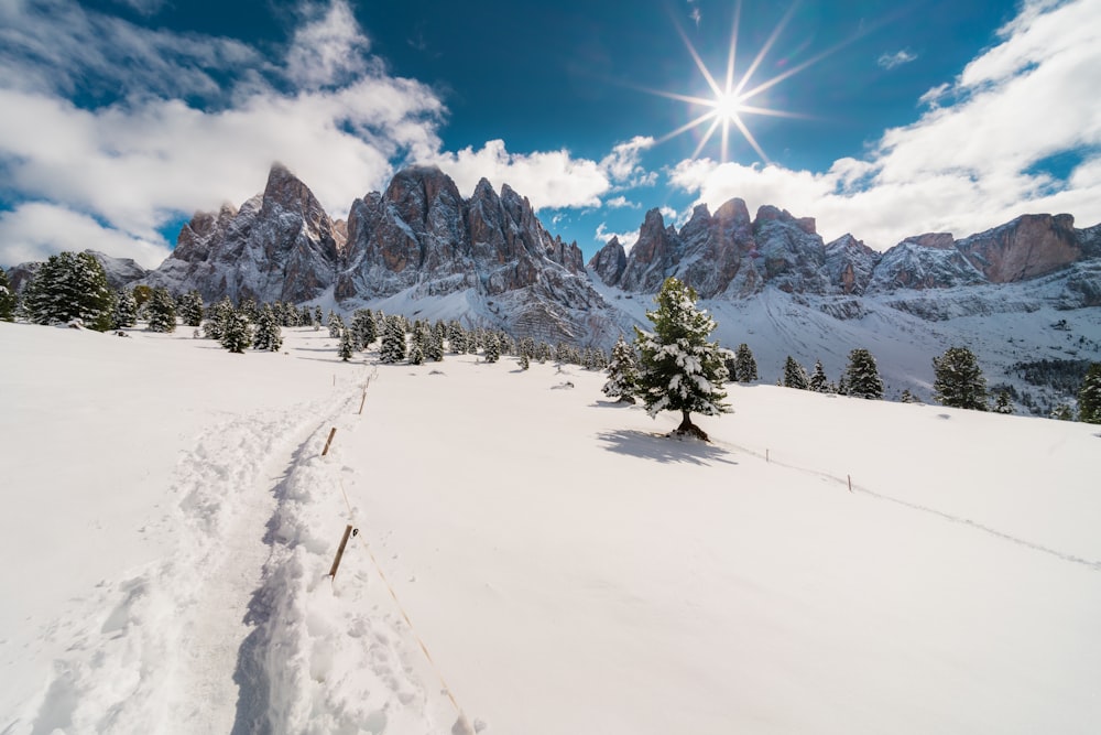 Montaña cubierta de nieve bajo el cielo azul durante el día