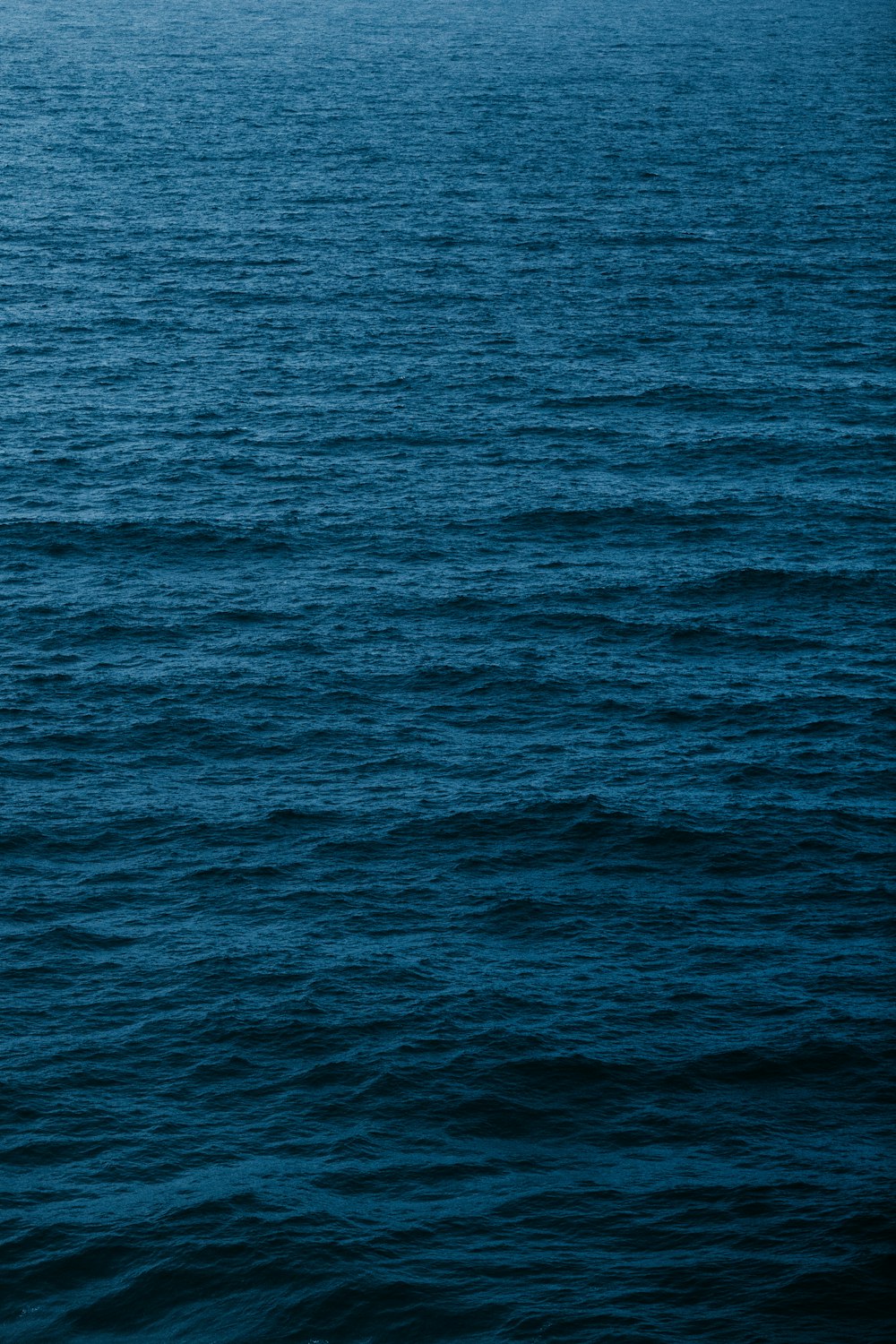 낮 동안의 푸른 바다 물