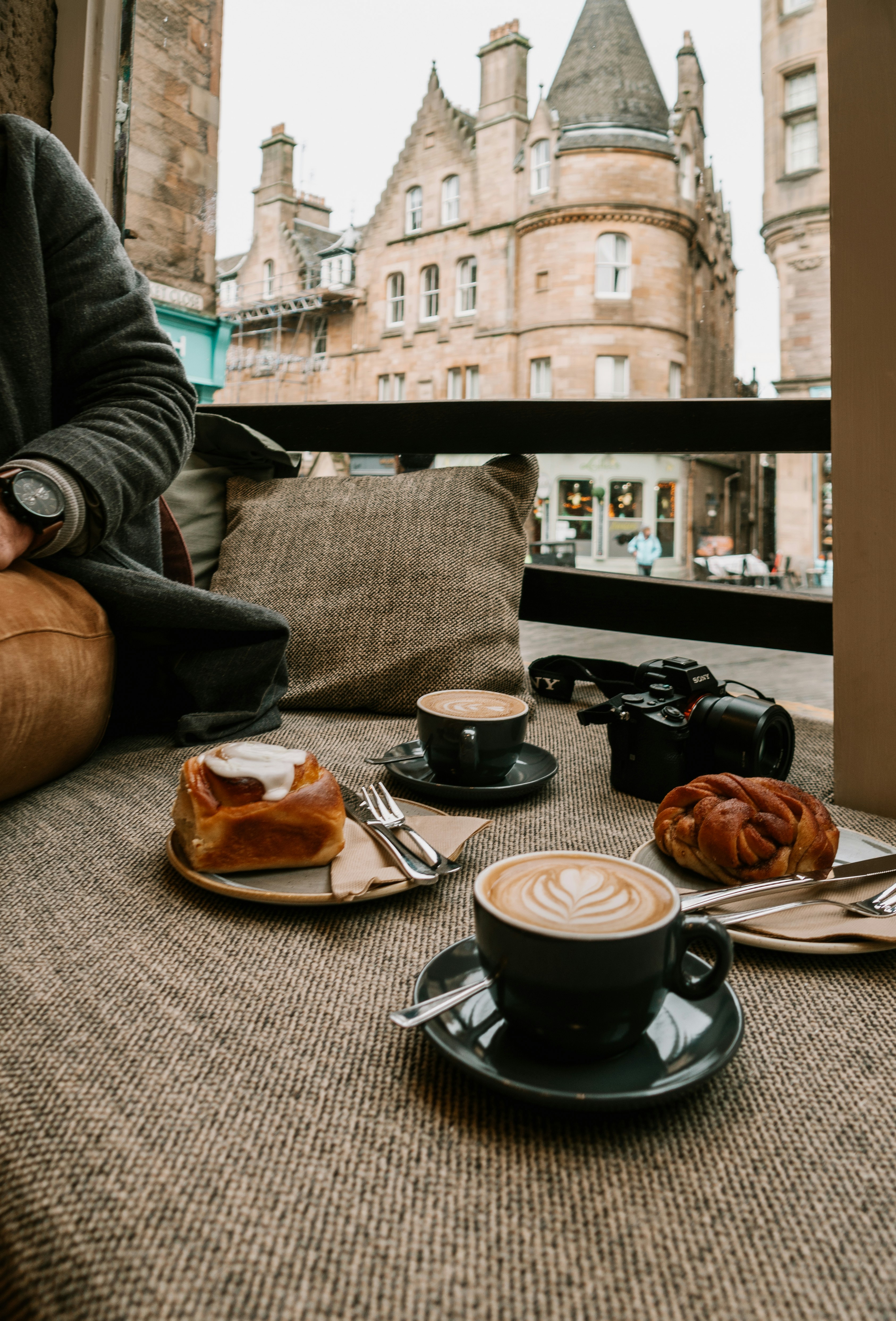 A cozy café terrace in Iași filled with people enjoying traditional pastries.