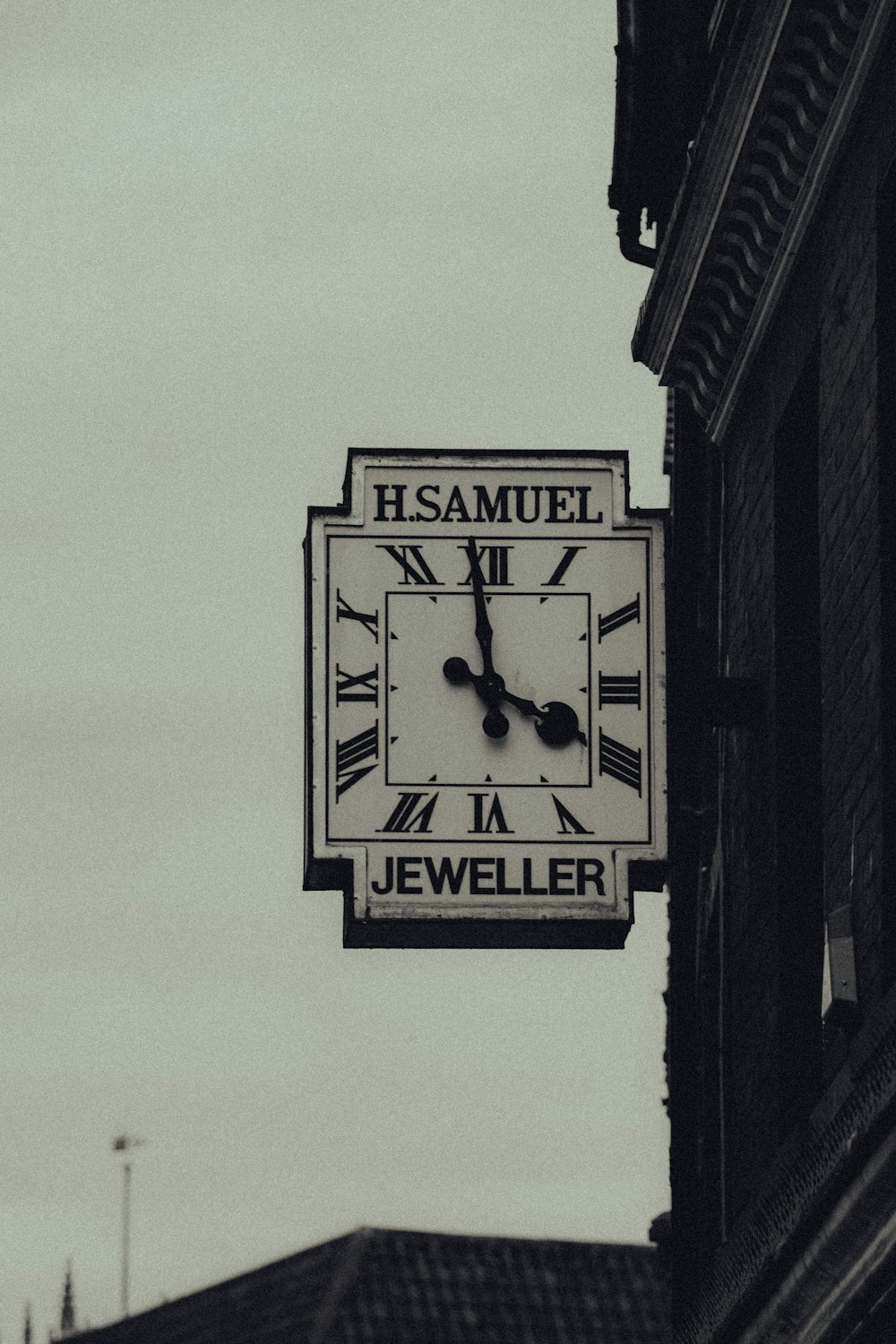 black and white analog wall clock