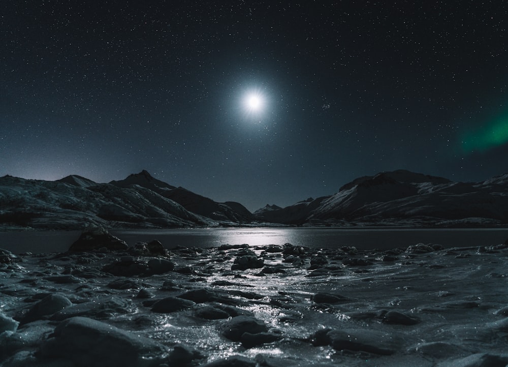 montanha coberta de neve durante a noite