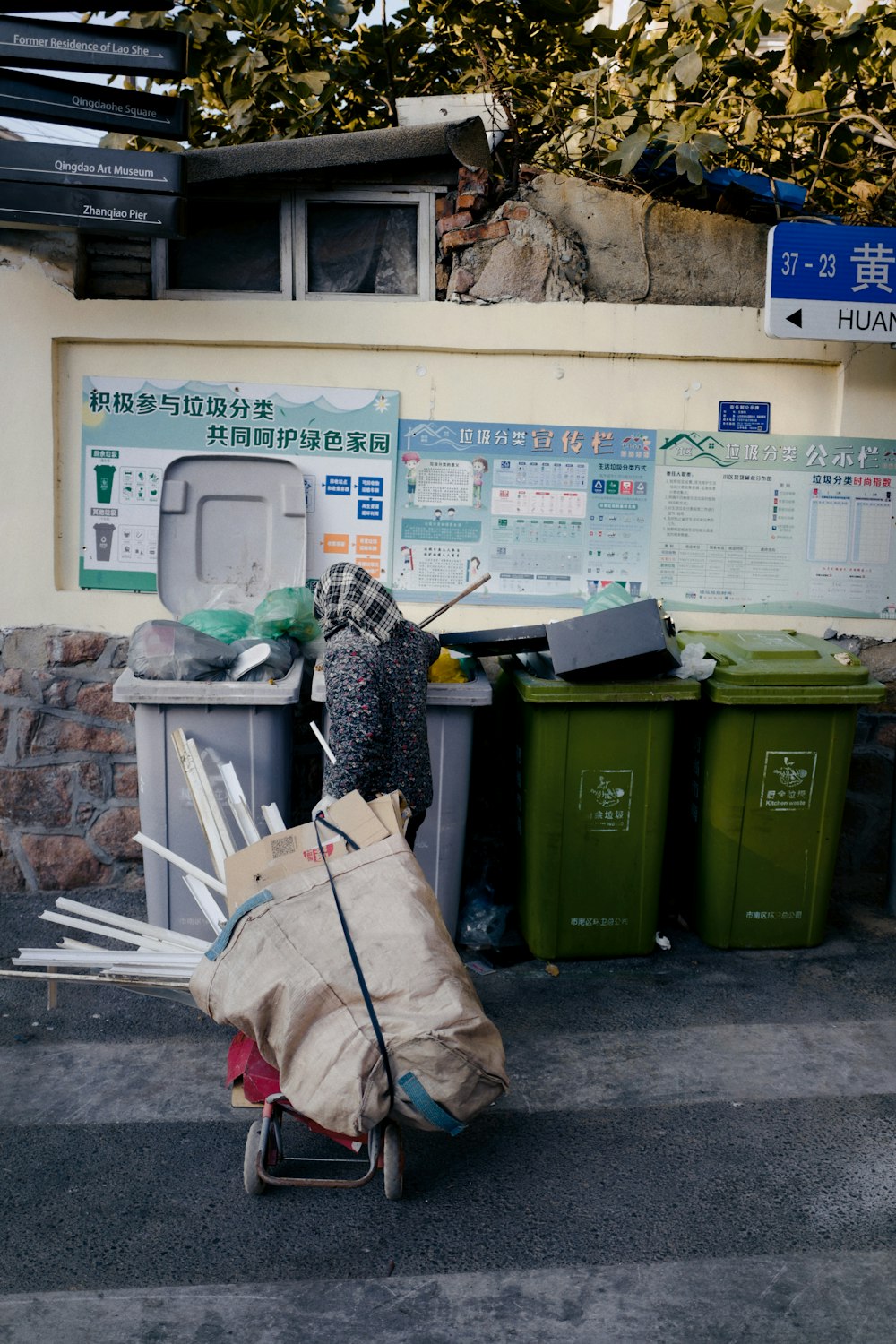 une personne poussant un chariot plein d’ordures