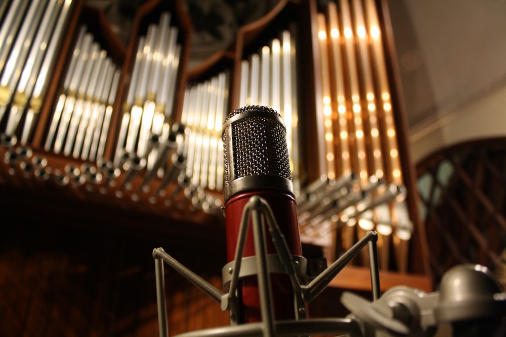 microphone noir et argent sur pied de microphone noir et blanc