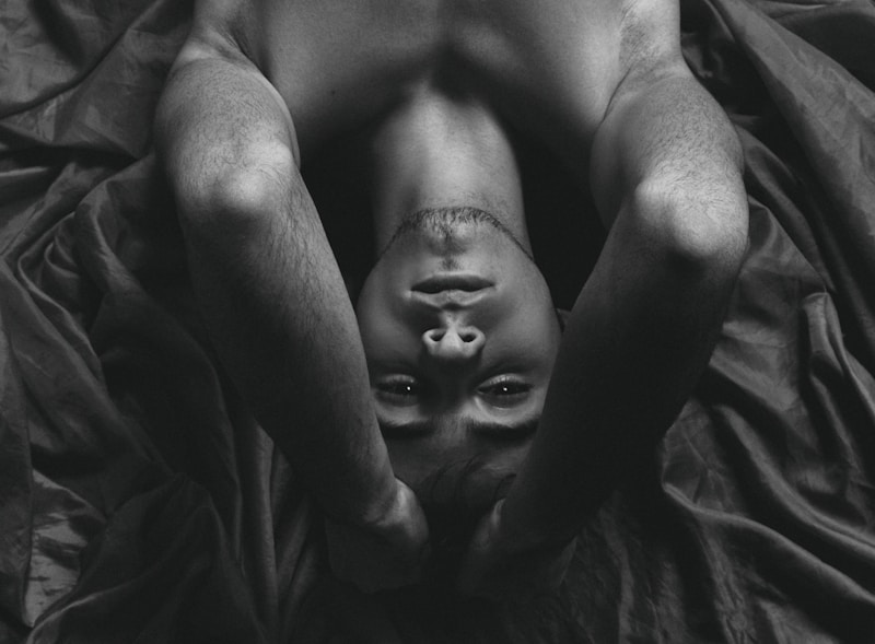 Homme dominant allongé