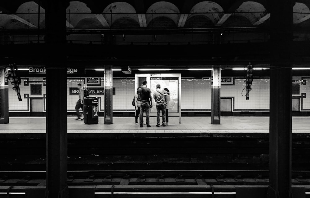 Menschen, die auf dem Bahnhof spazieren gehen