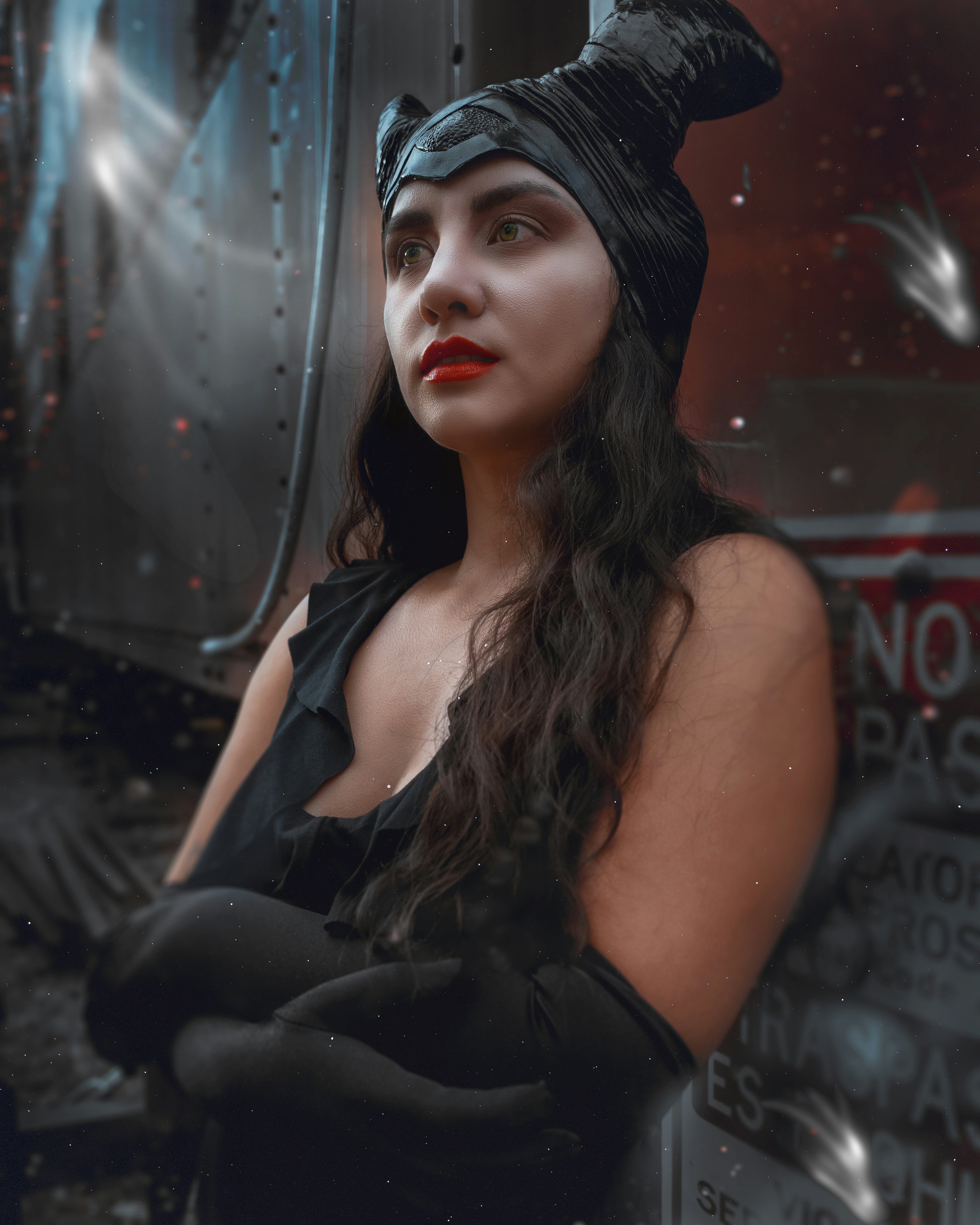 Wanita dengan tank top hitam dan topi rajutan hitam
