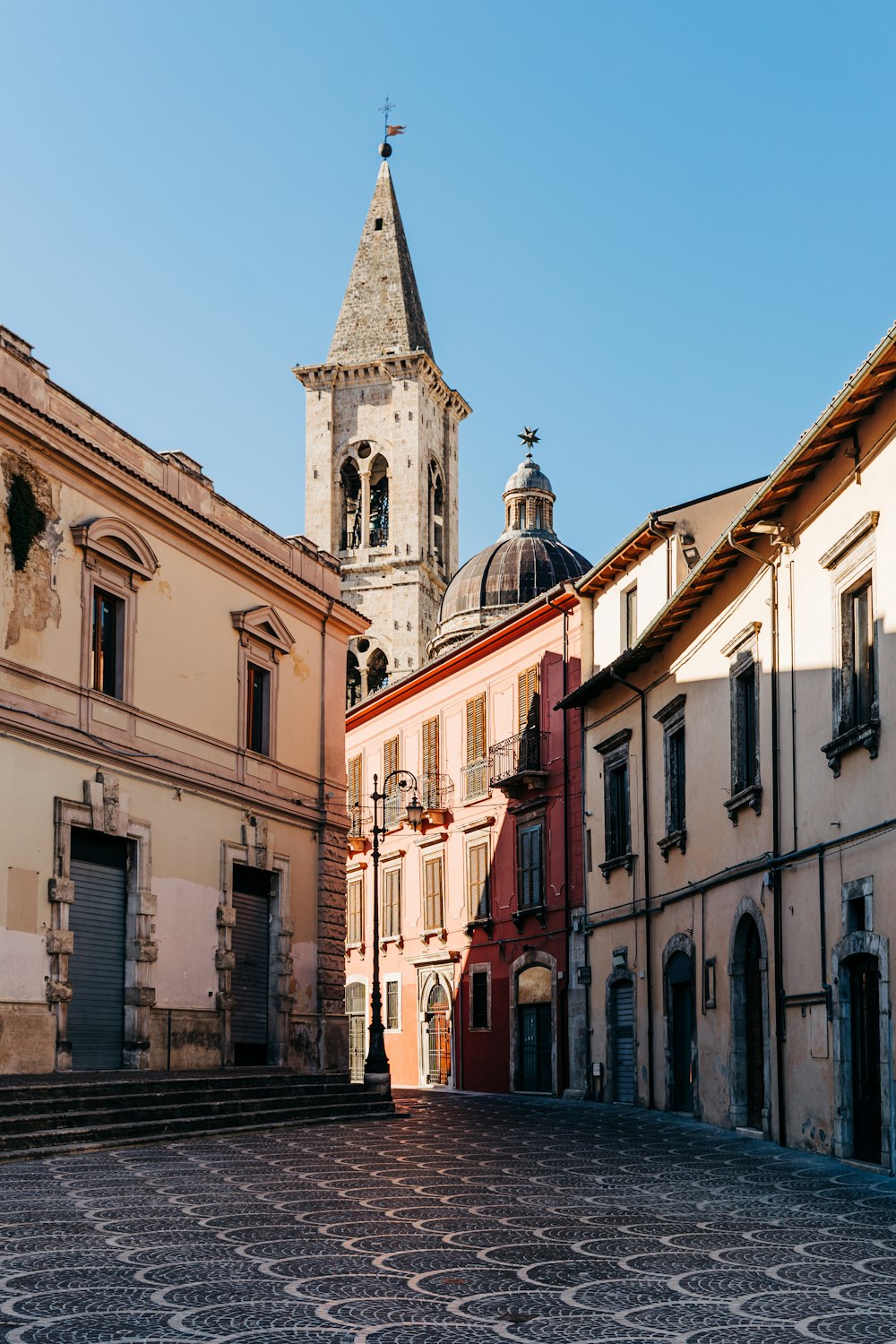 edificio in cemento bianco e marrone durante il giorno