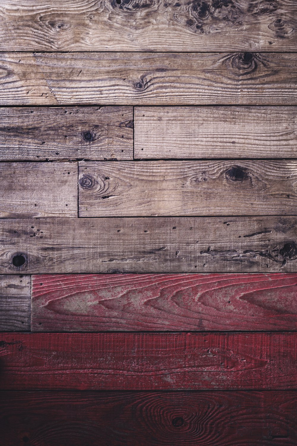 Planche de bois marron avec peinture rouge