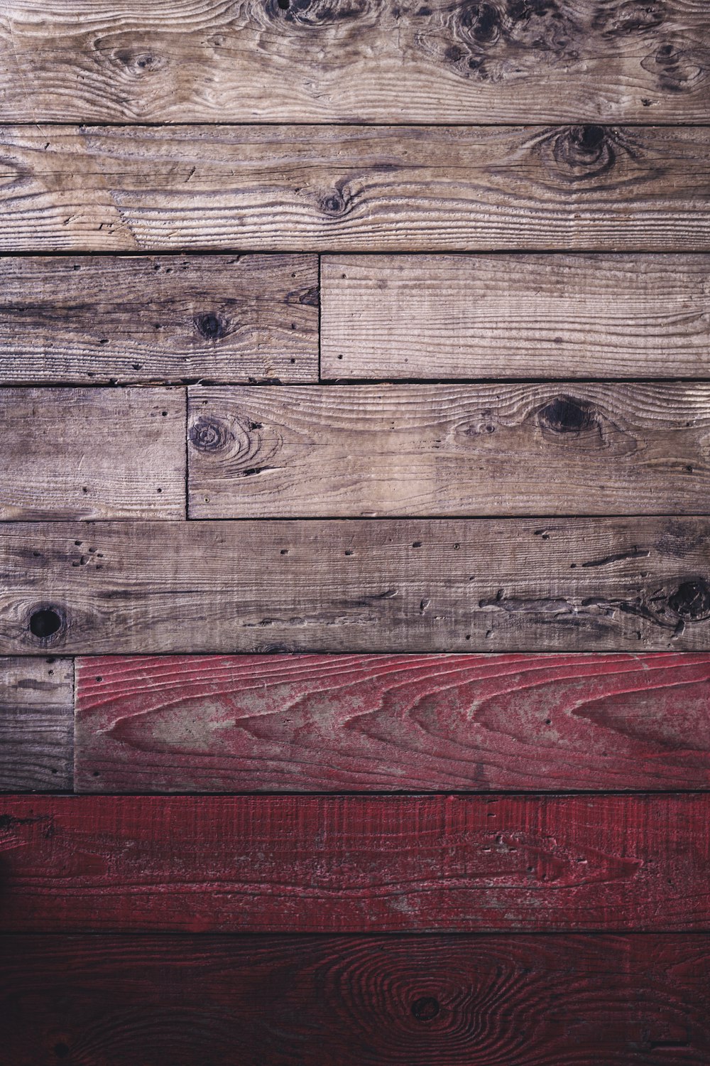 赤いペンキを塗った茶色の木の板