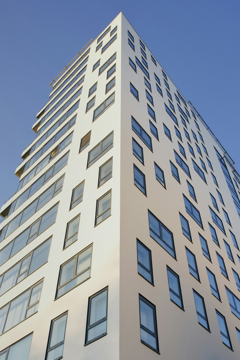 Un edificio alto y blanco con muchas ventanas