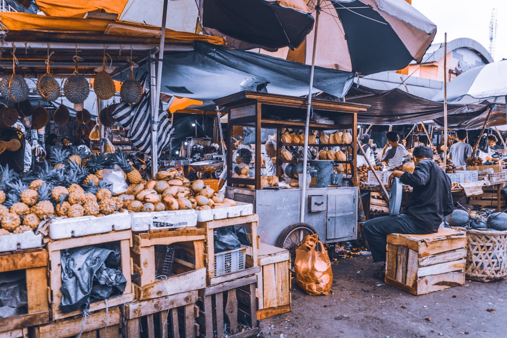 Menschen, die tagsüber in der Nähe von Imbissständen stehen