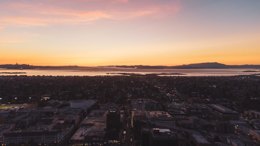 Luftaufnahme der Stadt bei Sonnenuntergang