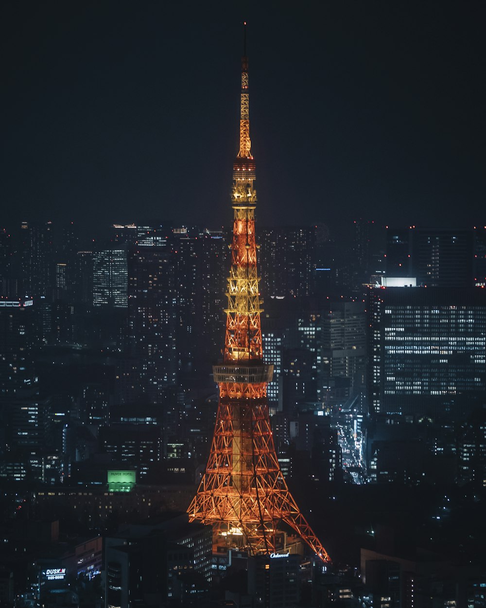 torre de eiffel em paris durante a noite