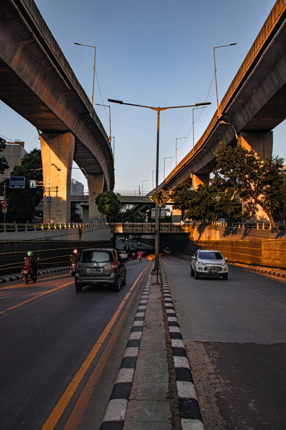 SUV nero su ponte di cemento grigio durante il giorno