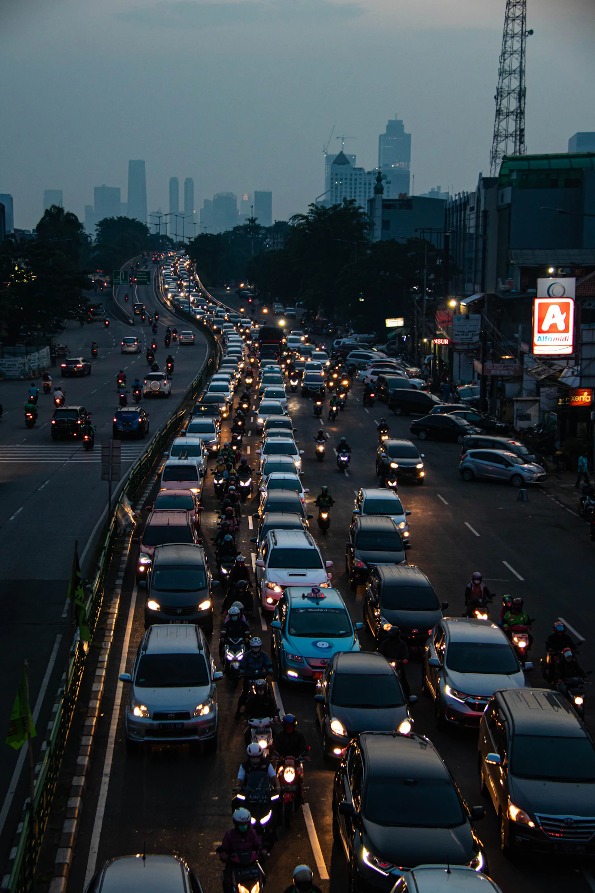 Mobil-mobil di jalan raya pada siang hari