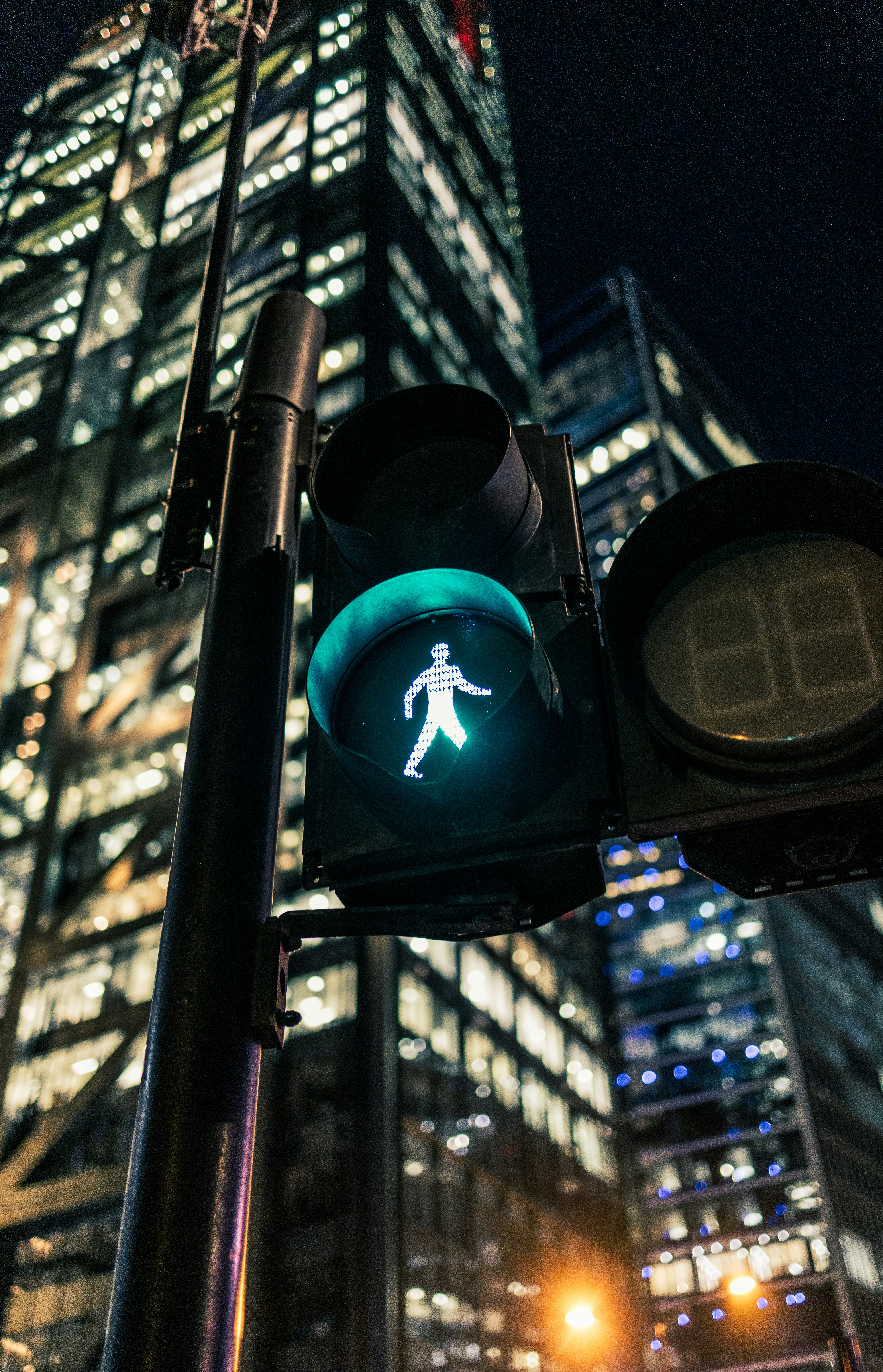 Semáforo negro y verde foto – Imagen de Londres gratuita en Unsplash, image size:3000x4661