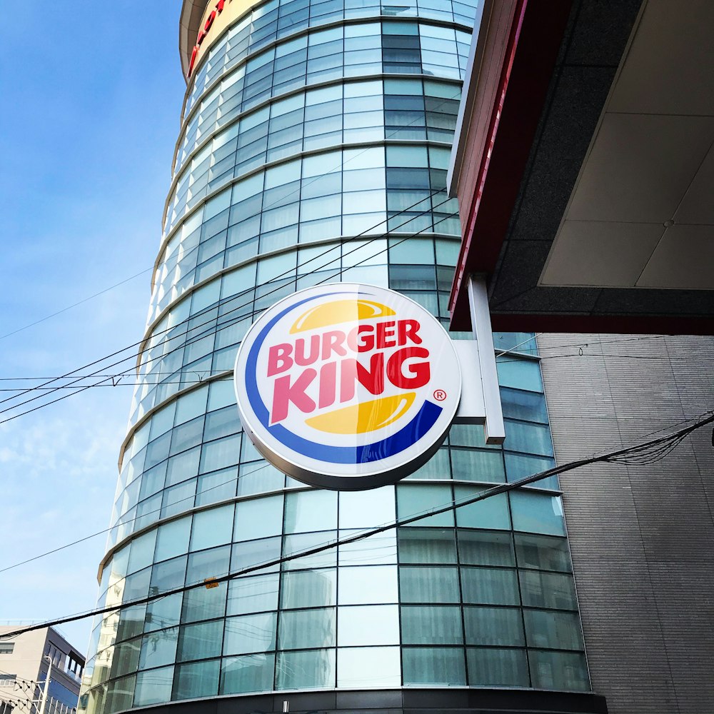 uma placa de hambúrguer king na lateral de um edifício