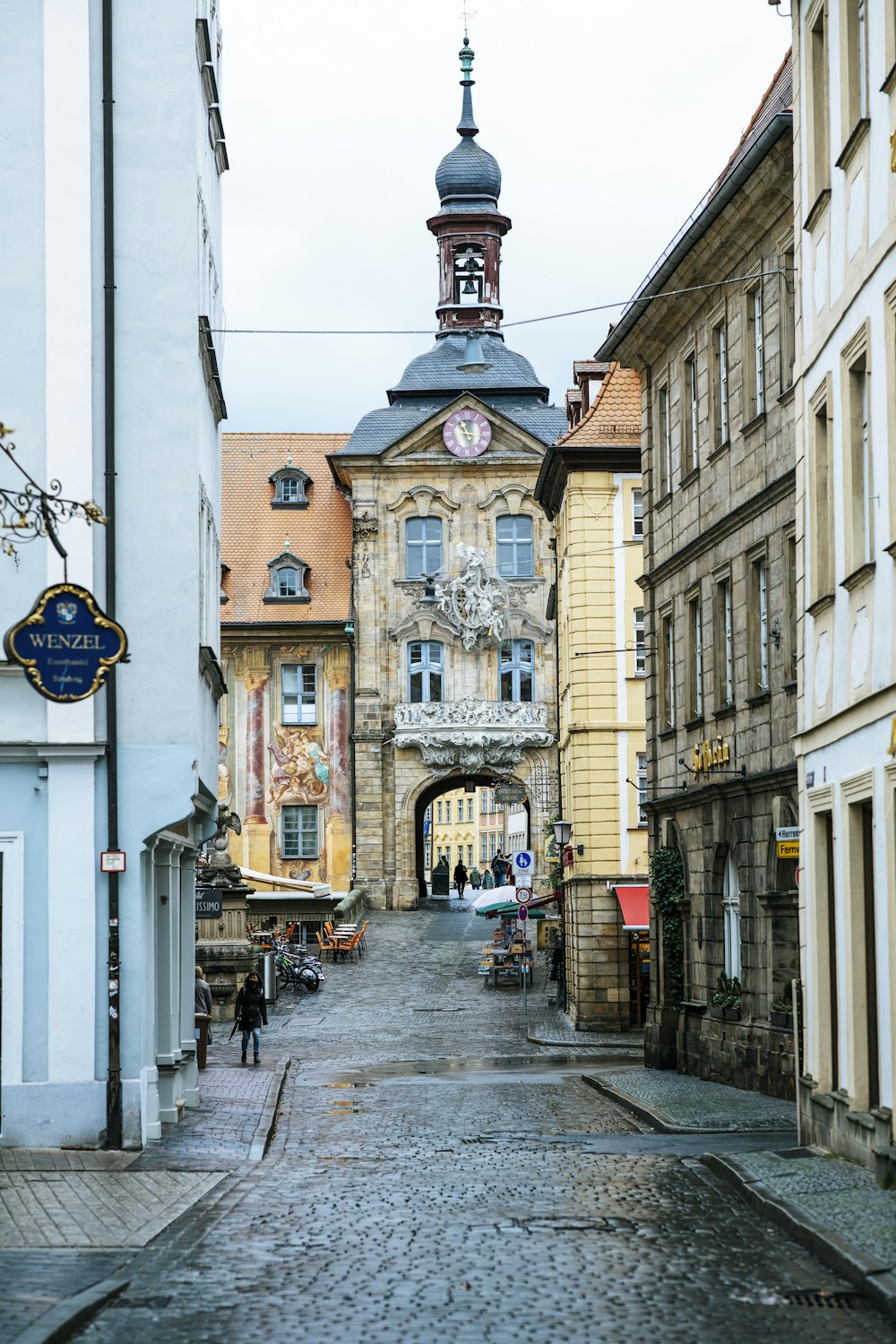 Menschen, die tagsüber auf dem Bürgersteig in der Nähe des braunen Betongebäudes spazieren gehen