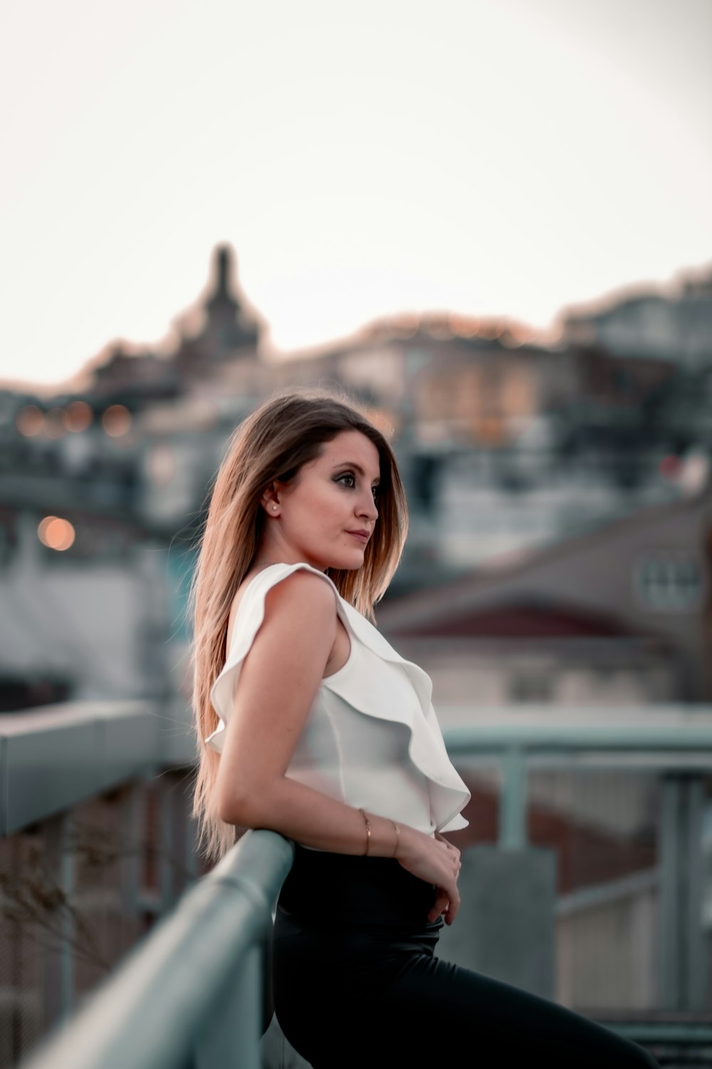 Mujer con vestido blanco sin mangas