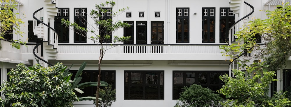 Edificio de hormigón blanco con ventanas de cristal