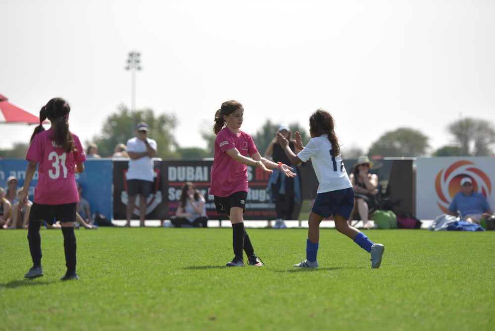 Gruppe von Frauen, die tagsüber Fußball spielen