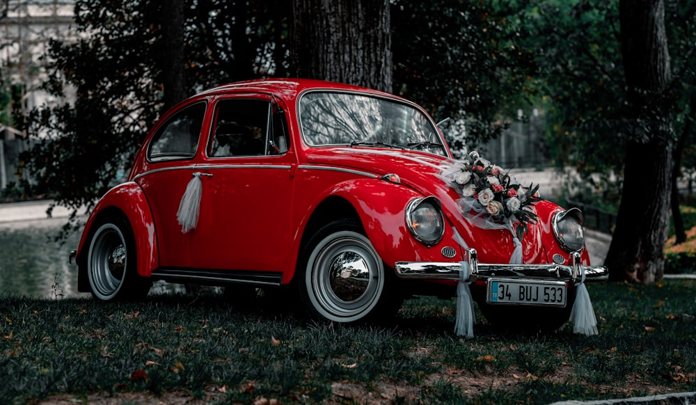 Maggiolino Volkswagen rosso parcheggiato per strada