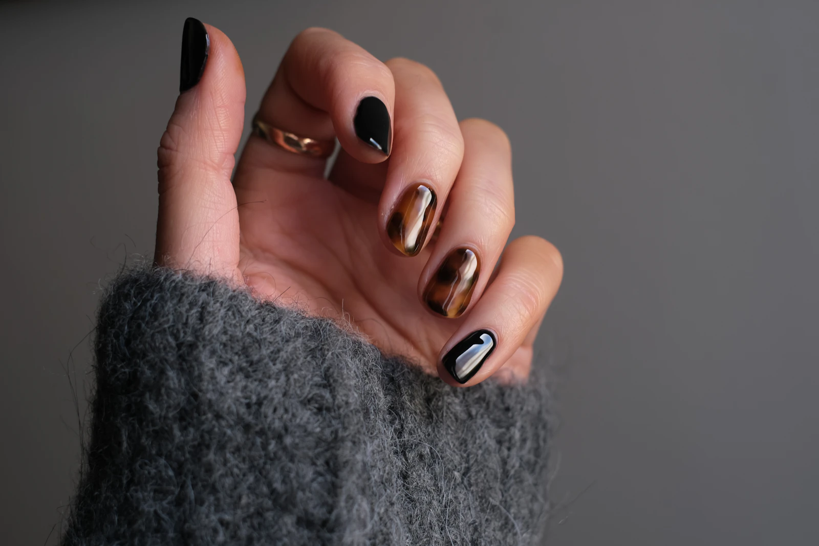 Esmaltado oscuro sobre uña corta