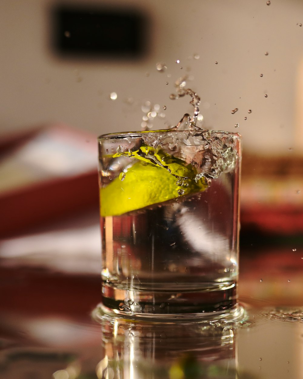 Bicchiere trasparente con ghiaccio e limone