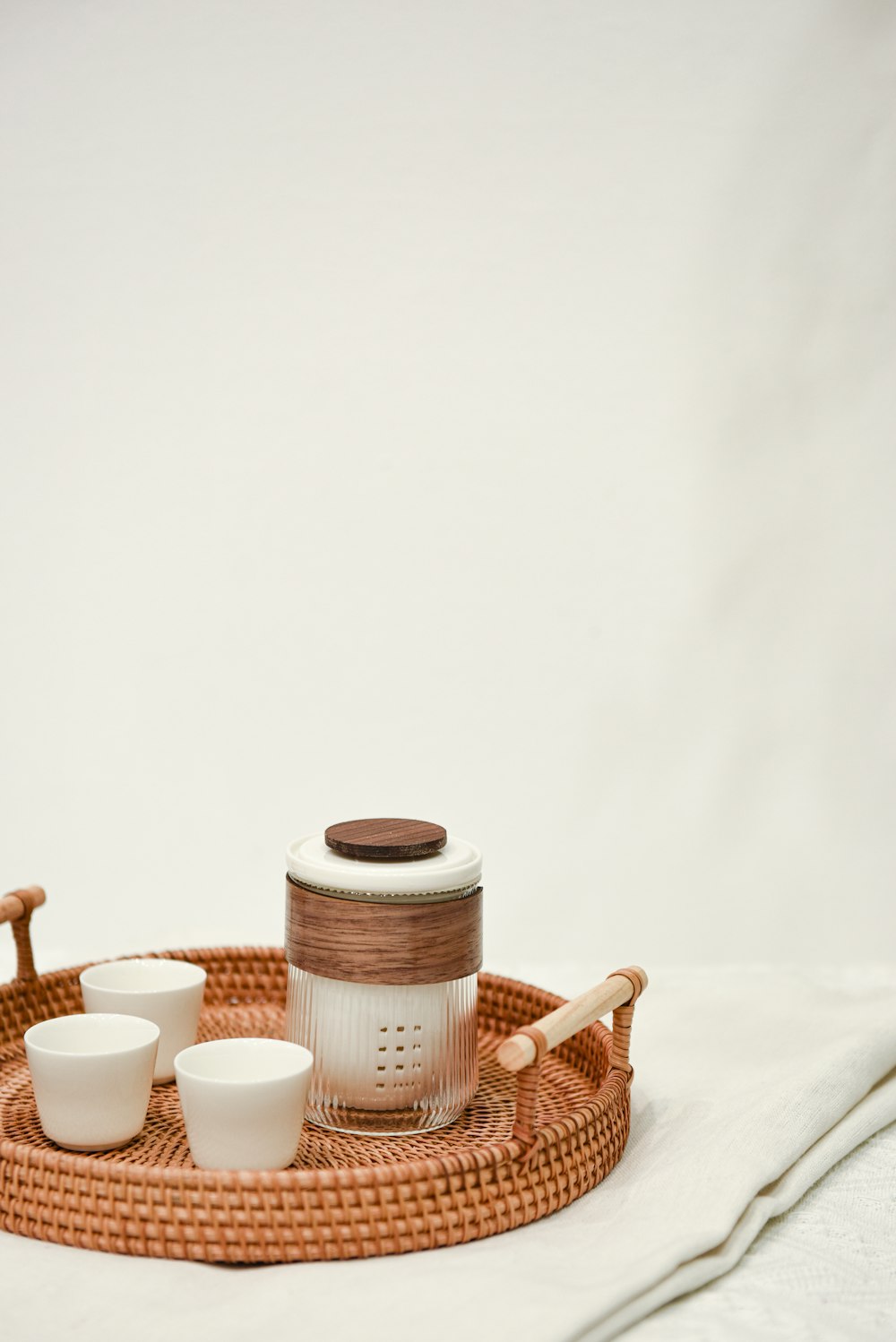 braune und weiße Keramiktassen auf braunem Holztisch