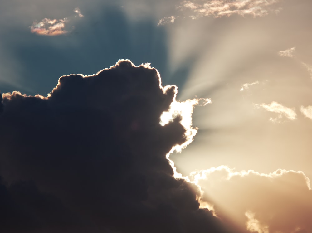 昼間の白い雲と青い空