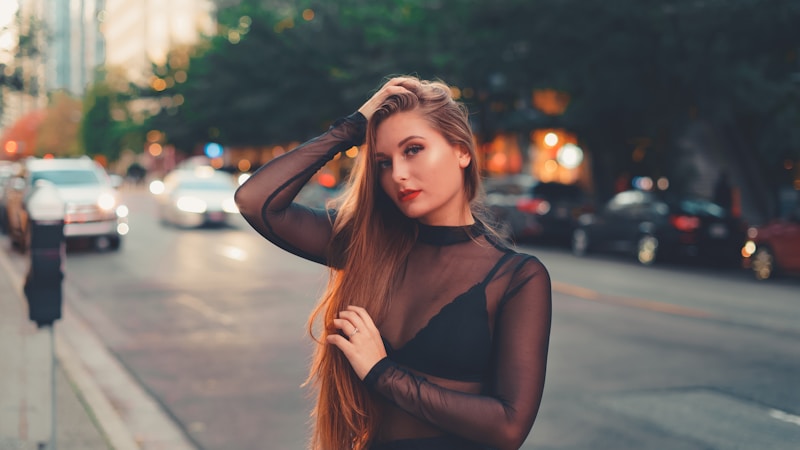 Elegantní žena v černém na ulici