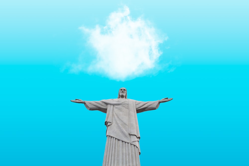 Mujer en vestido beige levantando las manos bajo el cielo azul y las nubes blancas durante el día