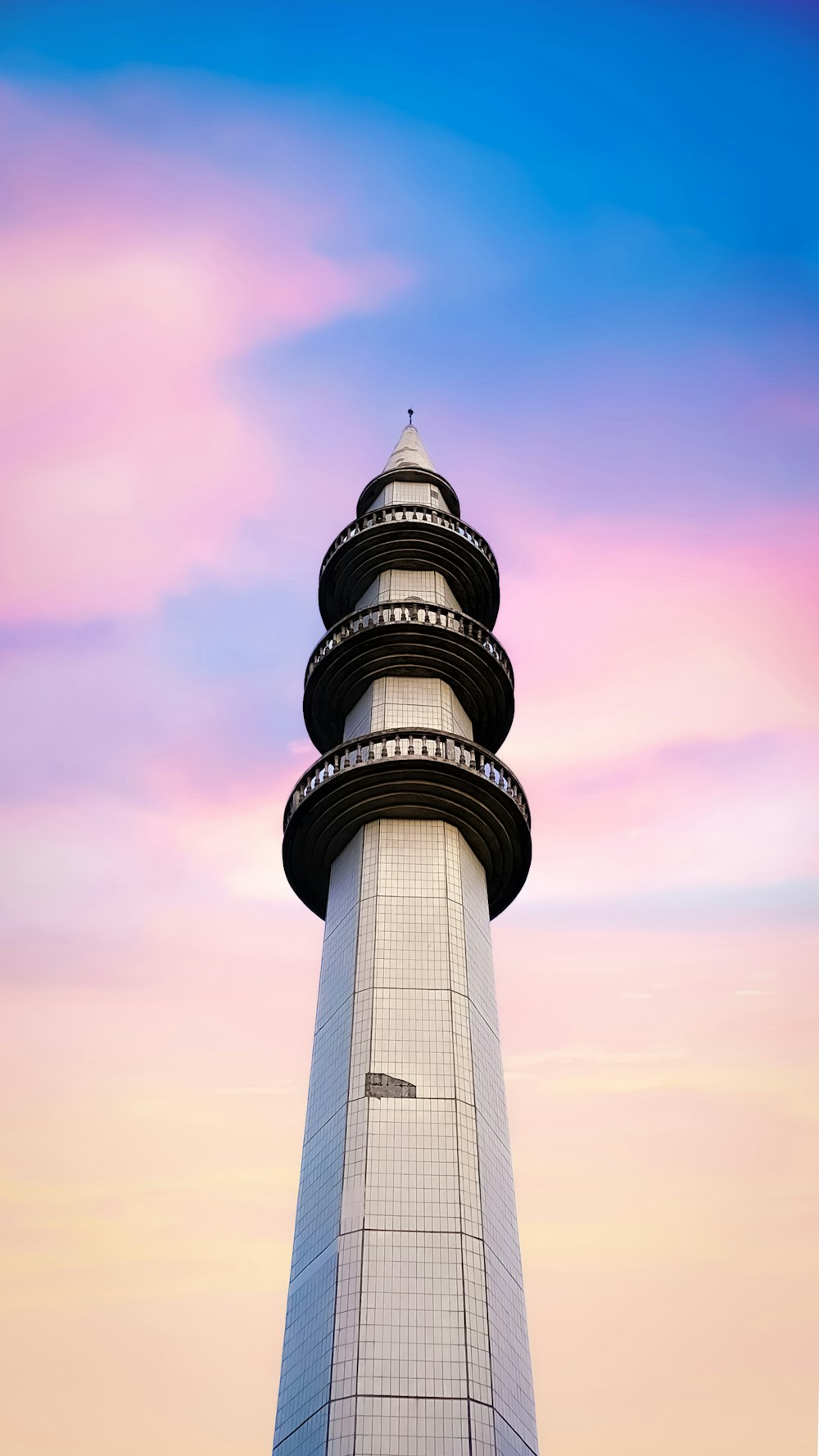 torre bianca e nera sotto il cielo blu