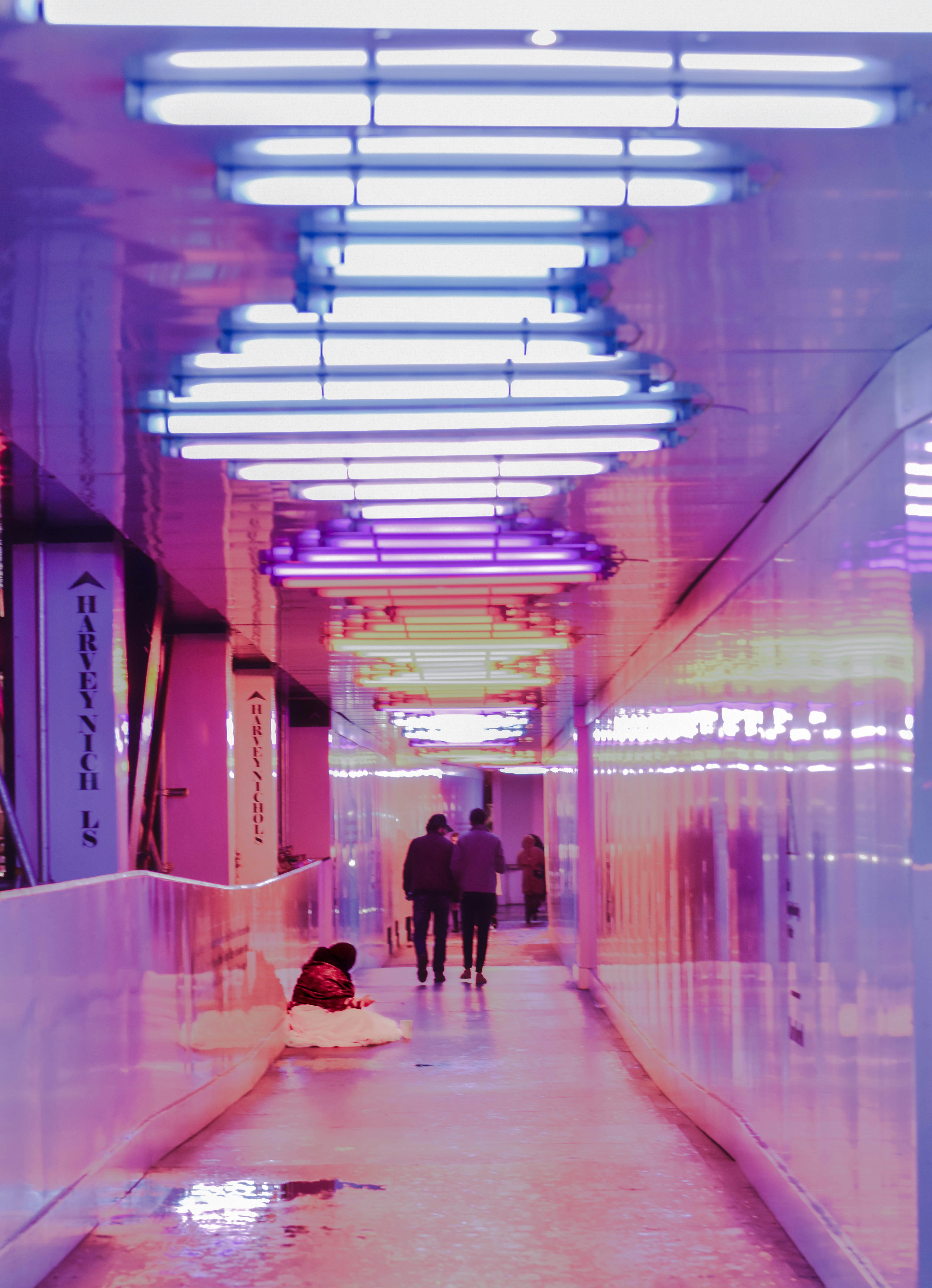 昼間廊下を歩く人