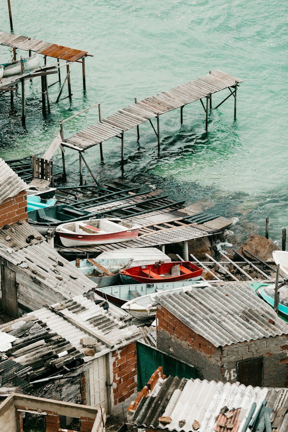 Muelle de madera marrón en el cuerpo de agua durante el día