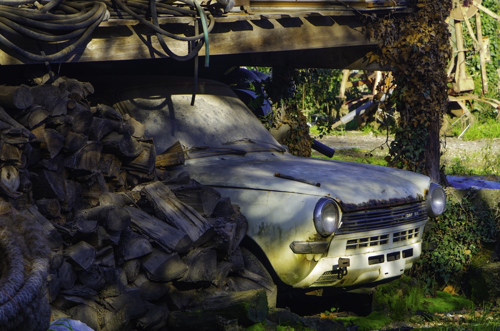 an old car that is sitting in the grass