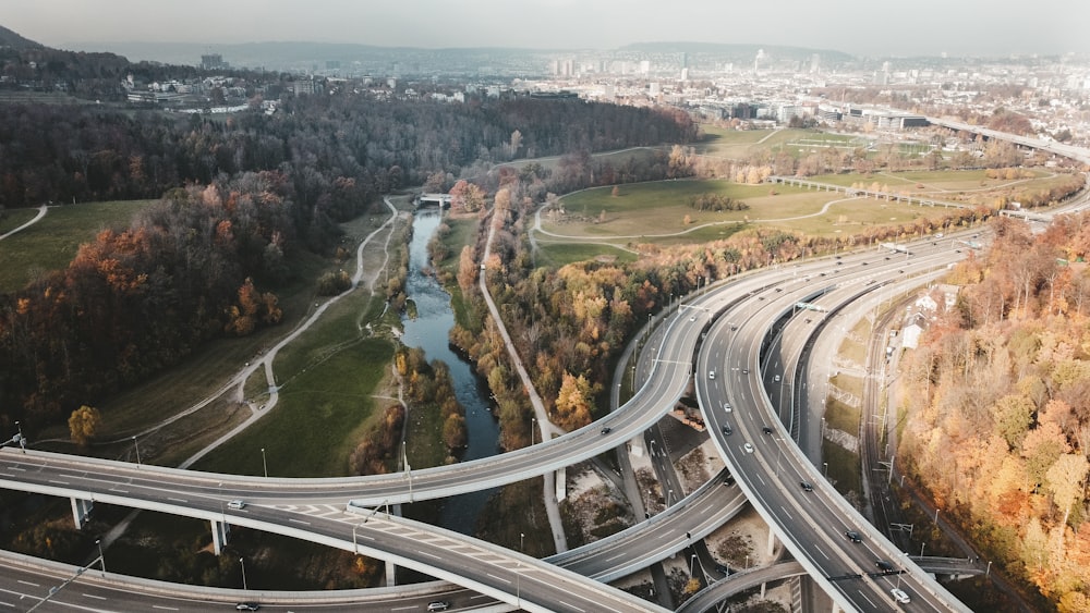 Vista aérea de la carretera de la ciudad durante el día