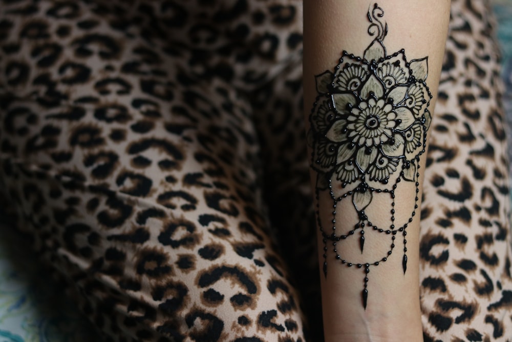 tatuagem floral em preto e branco
