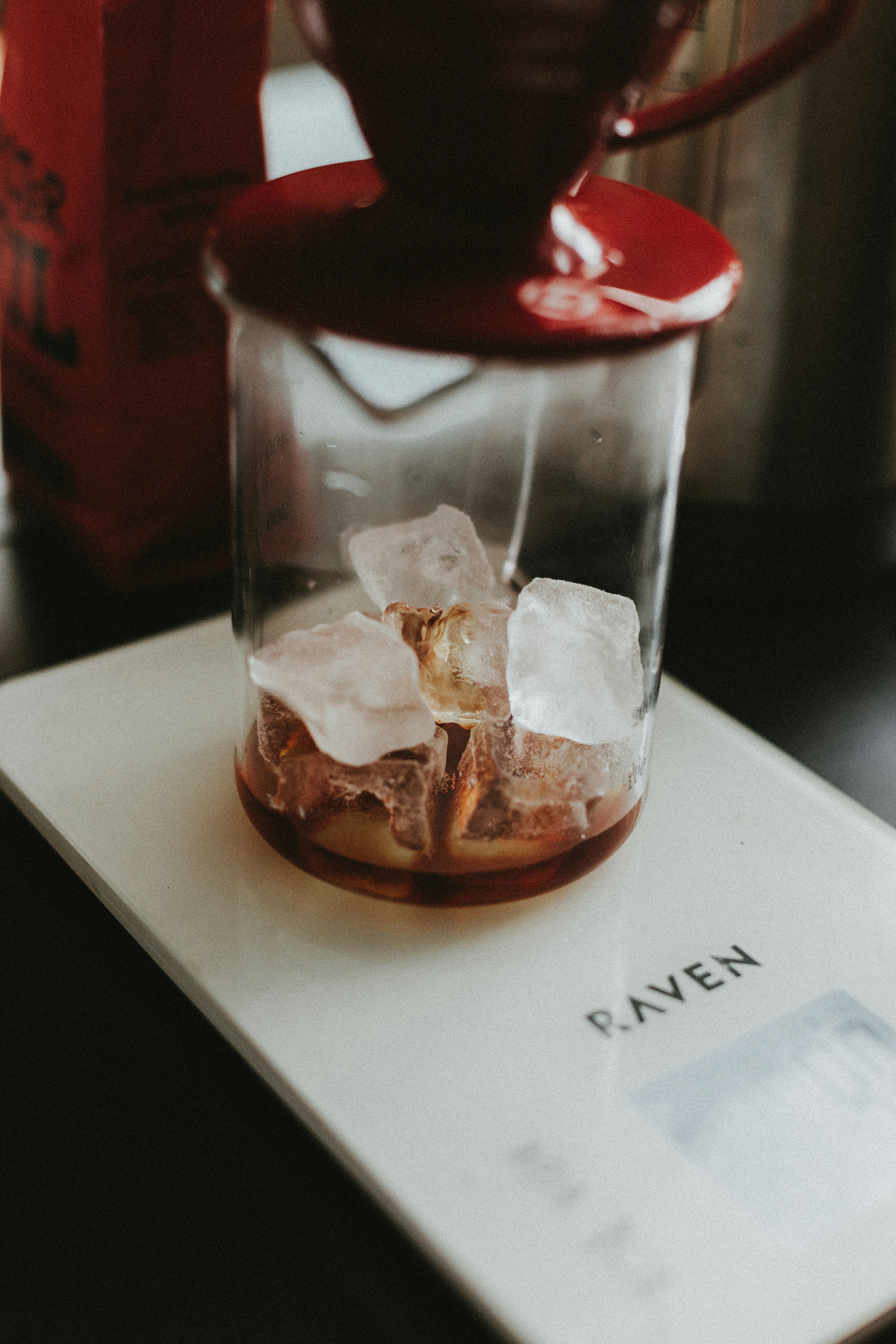 bocal en verre transparent avec liquide brun à l’intérieur
