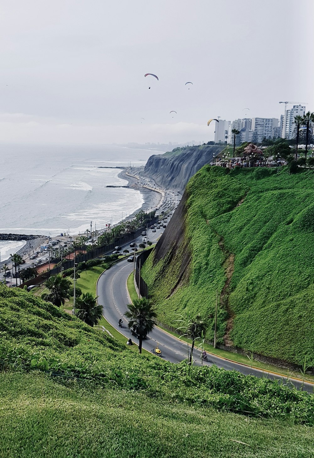 Vue aérienne des bâtiments de la ville sur un terrain d’herbe verte près du plan d’eau pendant la journée