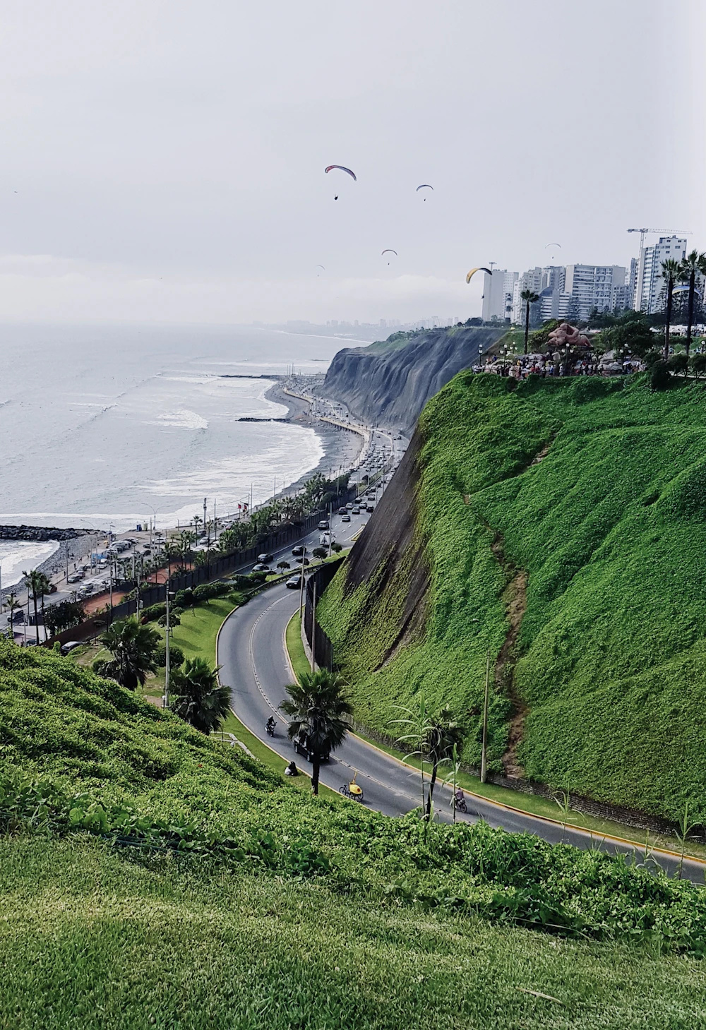 A Costa Verde de Lima, com as falésias de Miraflores sobre o Pacífico