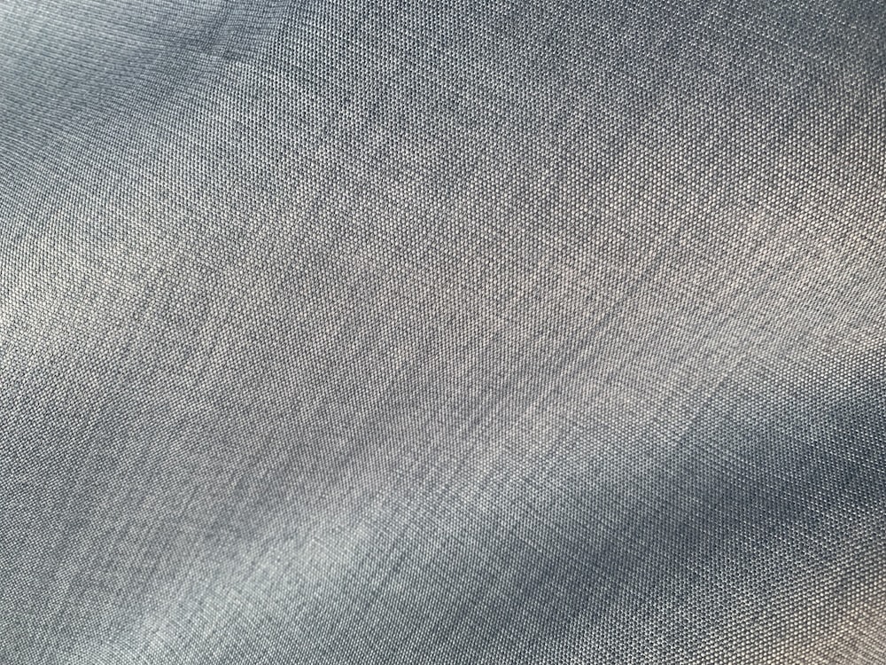 blaues Denim-Textil mit weißer Linie