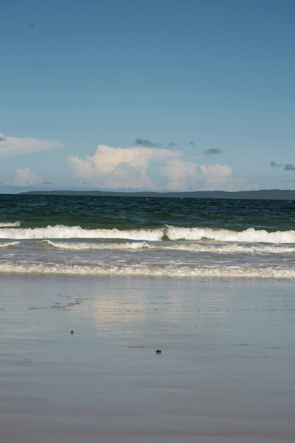 sea waves crashing on shore during daytime