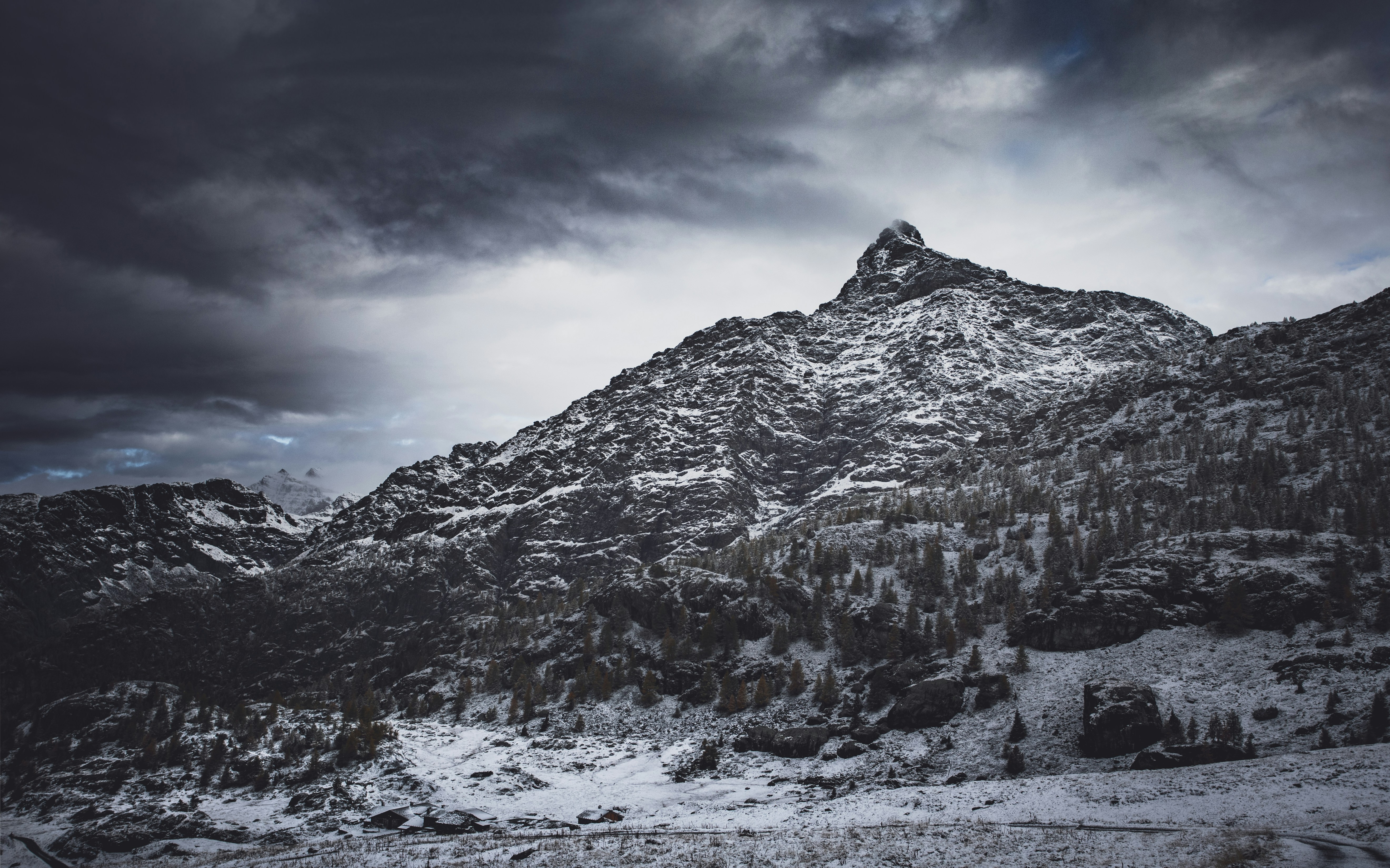 雪山の風景写真の写真 – Unsplashの壁紙の無料画像