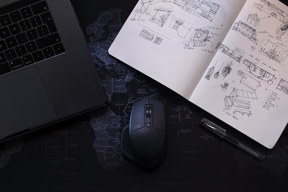 mouse de computador com fio preto no papel branco da impressora